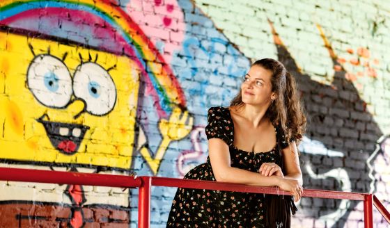 Ronja neben Sponge Bob auf dem Faust-Gelände