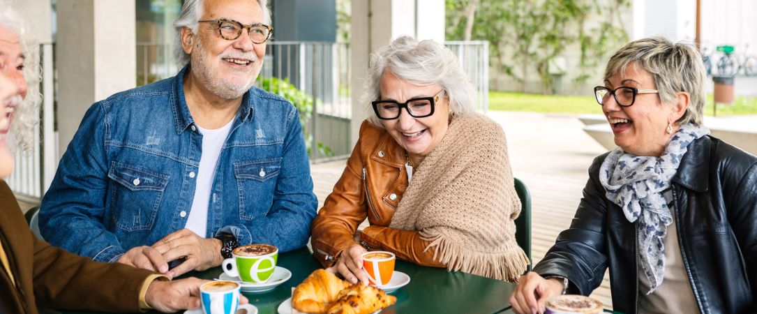 
                  Senioren trinken Kaffee und Tee